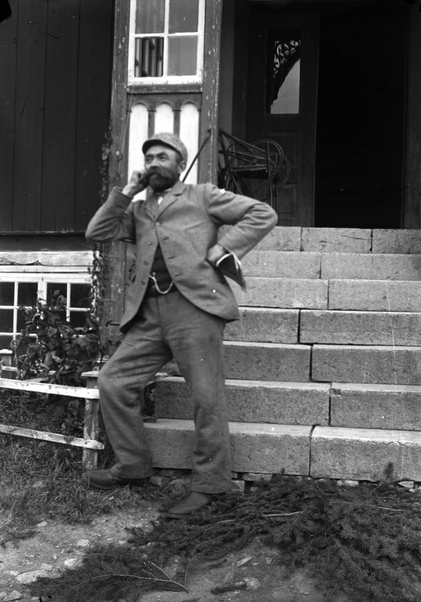 Johannes Larsen Alhaug, Østre Alhaug, Furnes. Lars P. Alhaug ved trappa.