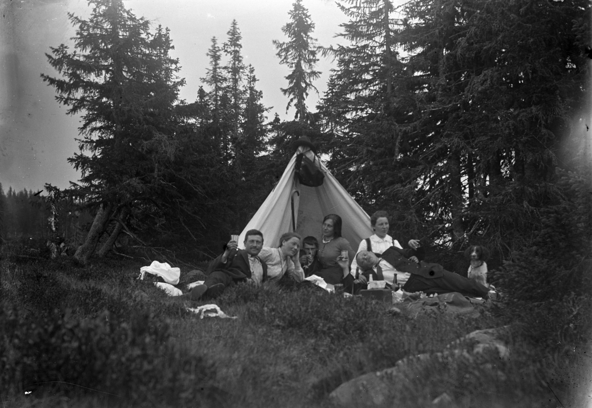 Johannes Larsen Alhaug, Alhaugfamilien på telttur. T. h. Johannes L. Alhaug i fanget til Johanne Alhaug.