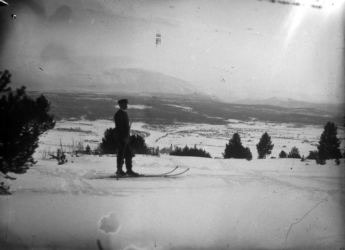 Johannes Larsen Alhaug, Vinterlandskap. En mann på ski.
