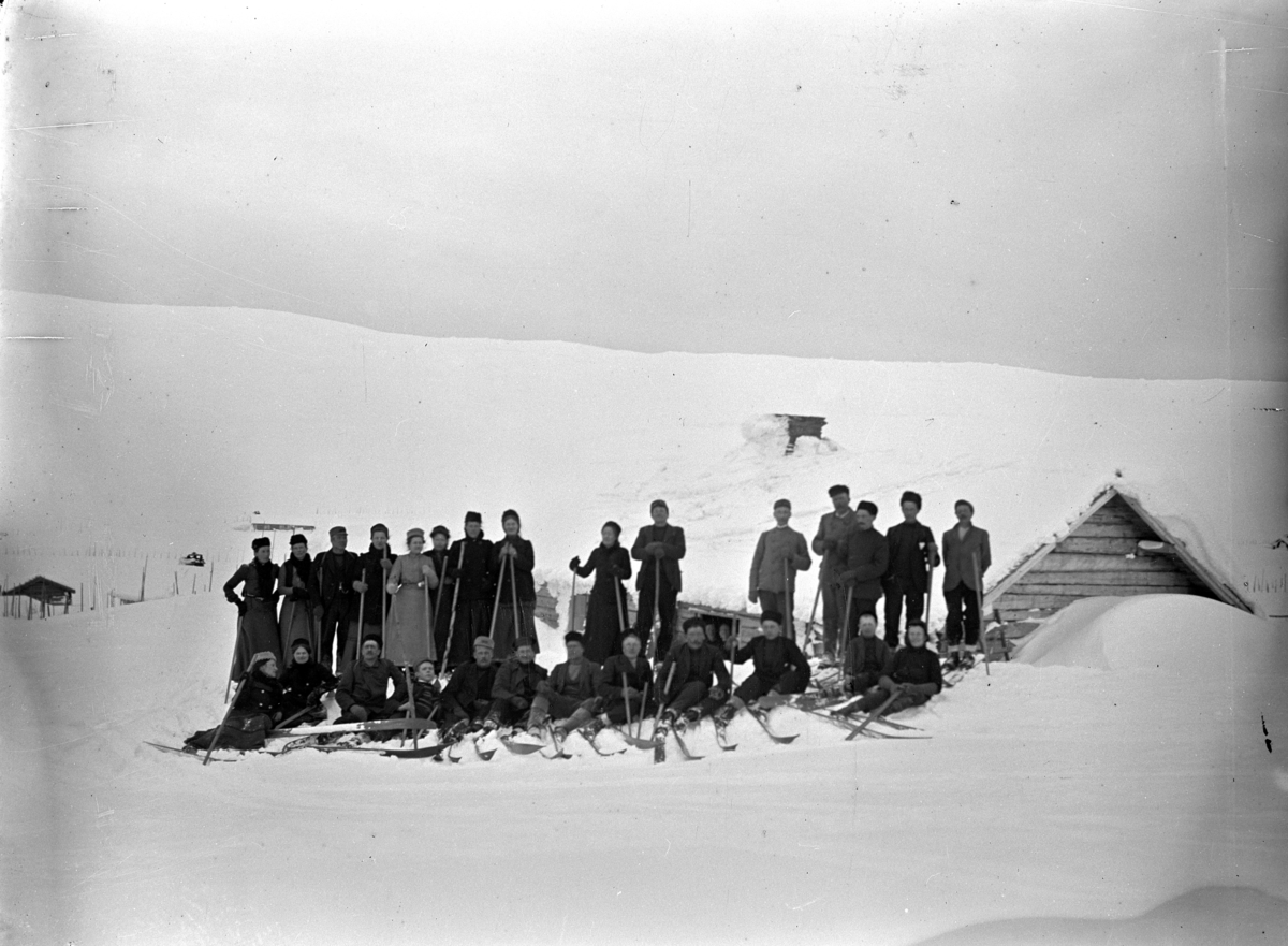 Johannes Larsen Alhaug, Stor gruppe på skitur på fjellet, til Hunder høyfjellssæter