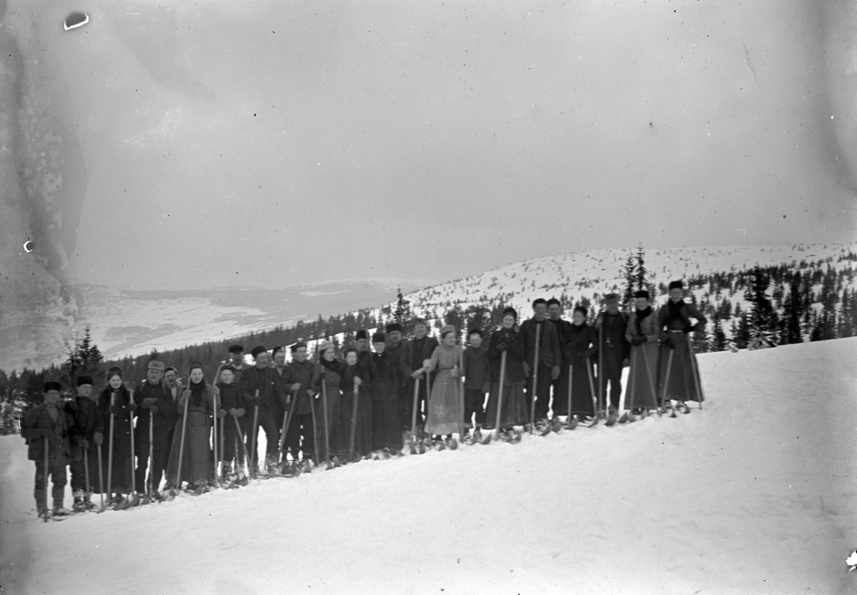 Johannes Larsen Alhaug, Stor gruppe på ski på fjellet. Johanne Alhaug nr. 6 fra venstre.