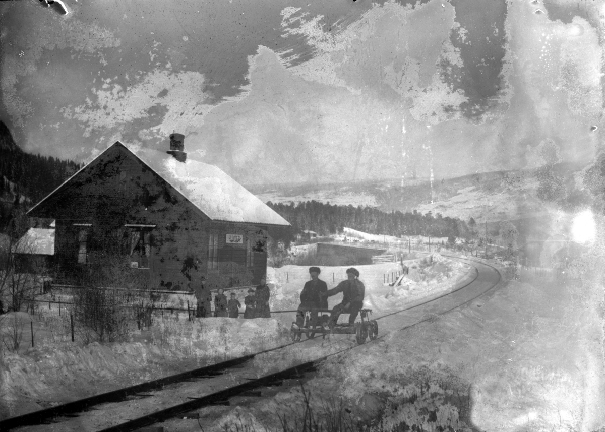Johannes Larsen Alhaug, To menn på en dresin på Hunder i Gudbrandsdalen. En tjenestebolig?