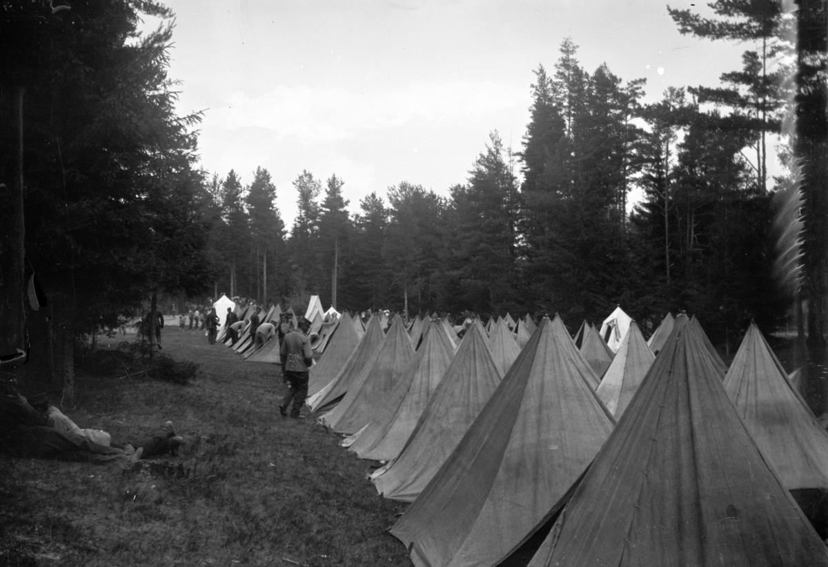 Johannes Larsen Alhaug, Teltleir under en militærøvelse på Hvalsmoen, Ringerike.