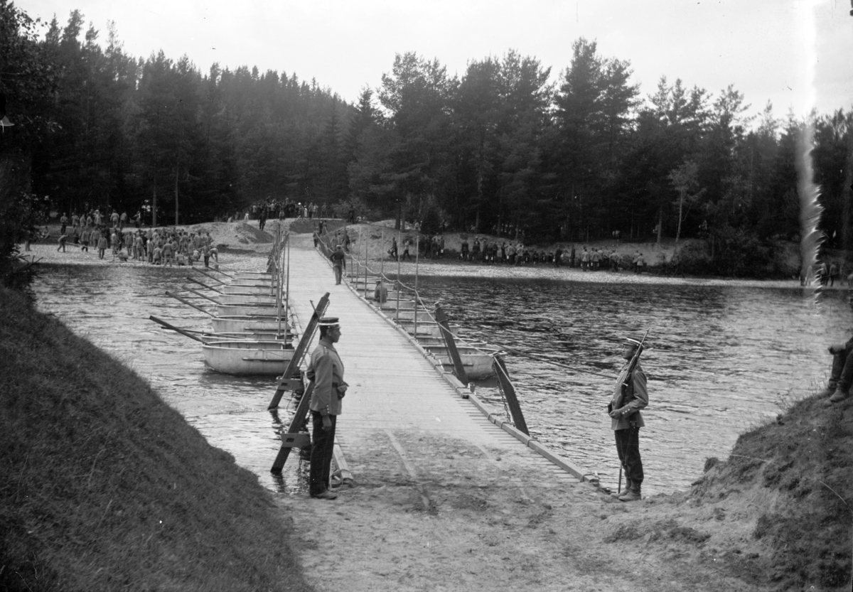Johannes Larsen Alhaug, Fra en militærøvelse. To soldater står vakt ved en provisorisk bru. Hvalsmoen, Ringsaker.