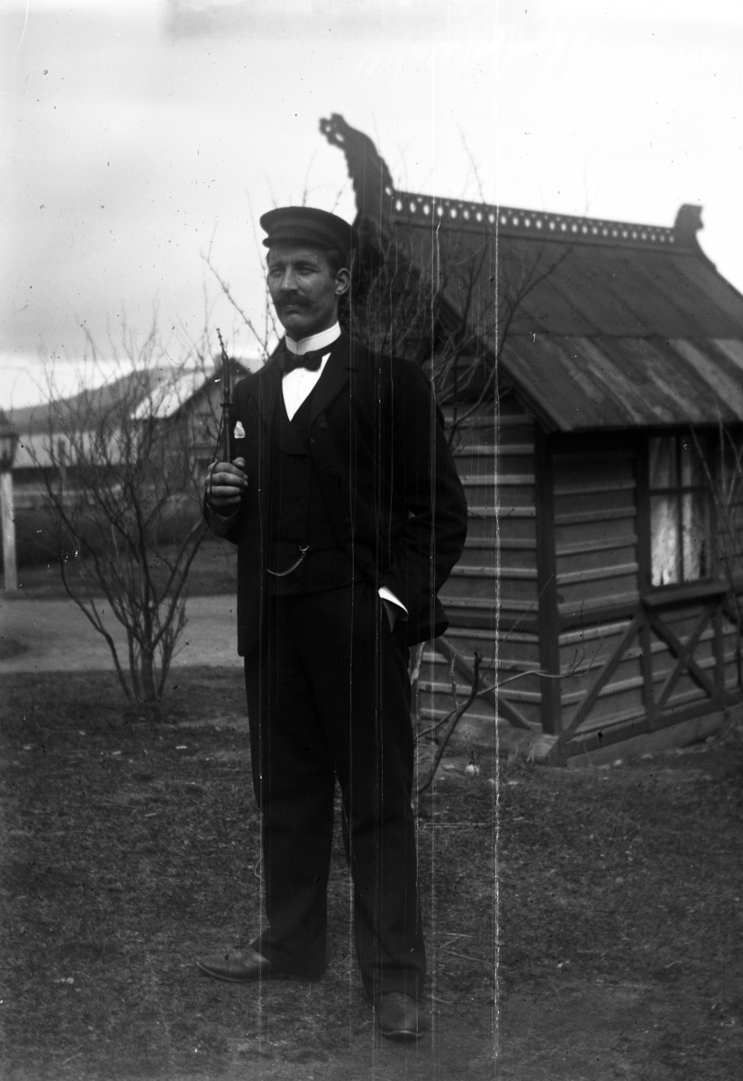 Johannes Larsen Alhaug, Ukjent mann røyker pipe i en hage.