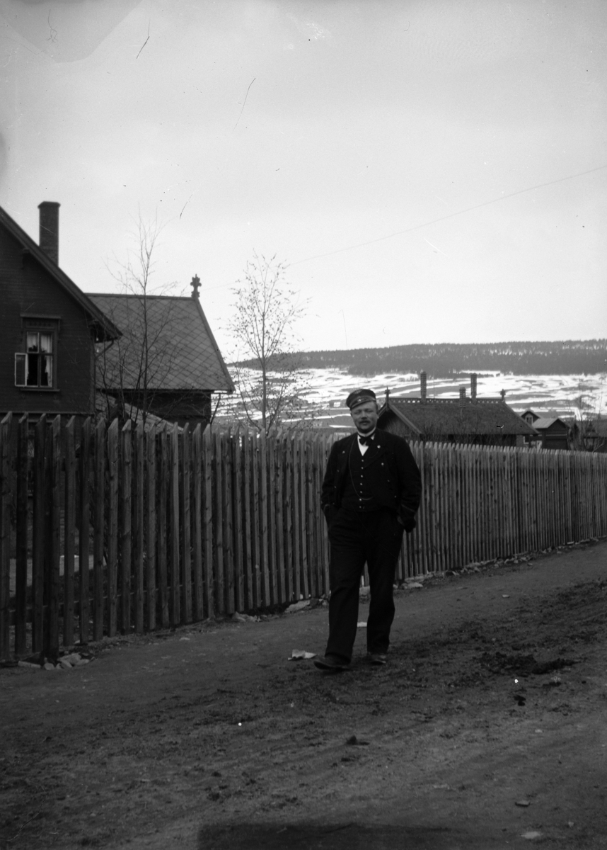 Johannes Larsen Alhaug, Johannes Alhaug i NSB-uniform på Tynset stasjon.