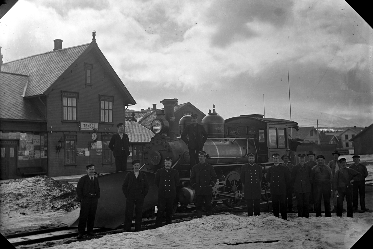 Johannes Larsen Alhaug, En gruppe jernbanearbeidere på Tønset stasjon, Tynset. Lokomotiv nr. 37 produsert av Baldwin Locomotive Works i Philadelphia, med snøplog.