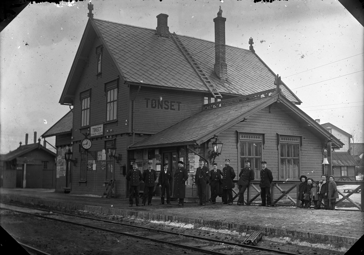 Johannes Larsen Alhaug, Gruppe jernbanearbeidere på Tønset stasjon, Tynset. Johannes Alhaug nr. 5 fra venstre. Fire barn til høyre i bildet.