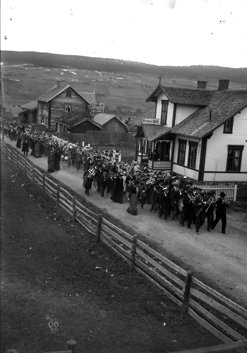 Johannes Larsen Alhaug, Et 17. mai tog i 1902 forbi Victoria Hotel i Tynset.