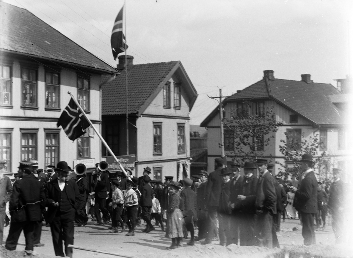 Johannes Larsen Alhaug, 17. mai tog på ukjent sted.
