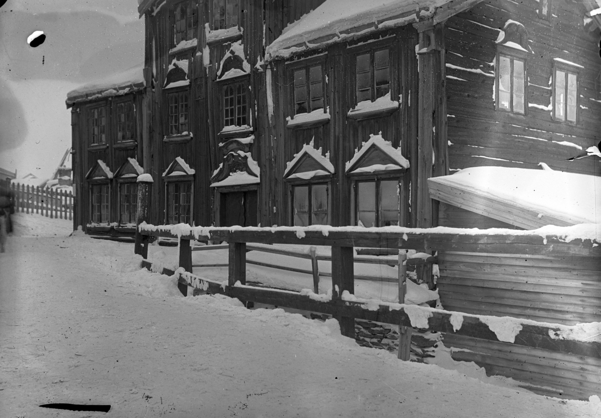 Johannes Larsen Alhaug, Aspaasgården, bergmannsbolig, bygd tidlig på 1700-tallet, mye forandret og påbygd i 1790-årene, til et særegent hus. Sto på Flanderborg, Røros. Gjenreist på Sverresborg 1917.