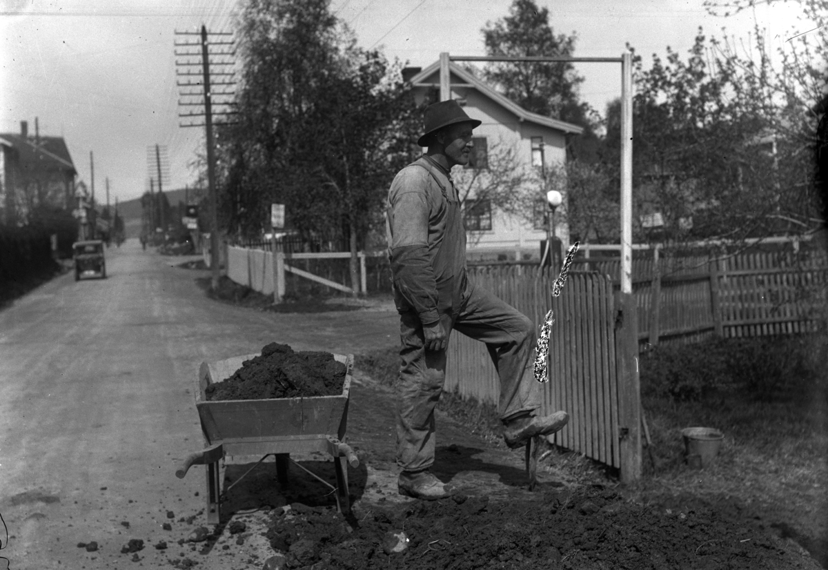 Mikkel Sveinhaug, Fabrikkarbeider Trond Trondsen med trillebår i Storgata i Moelv.