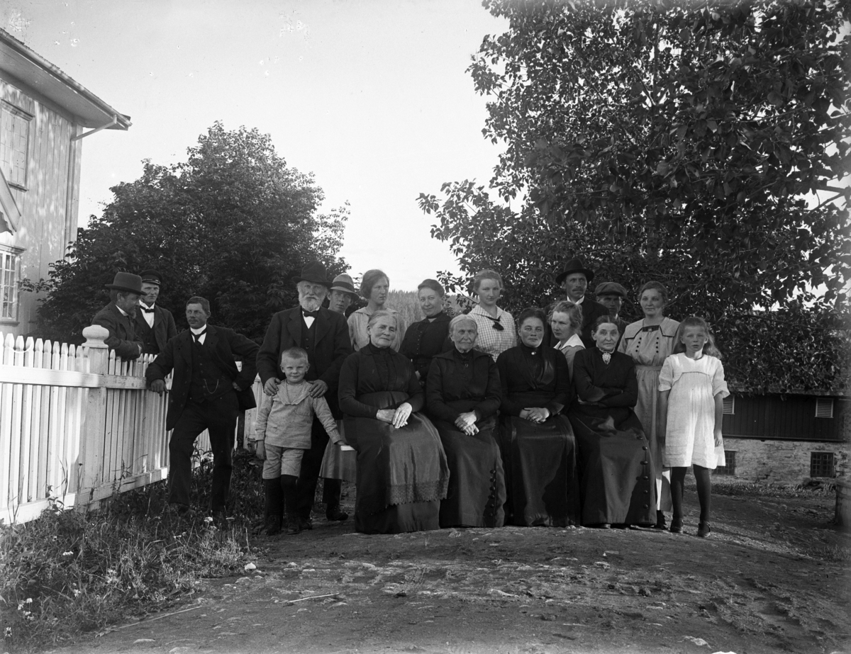 Kristian Heramb, Stor gruppe mennesker på et gårdstun. Familie.