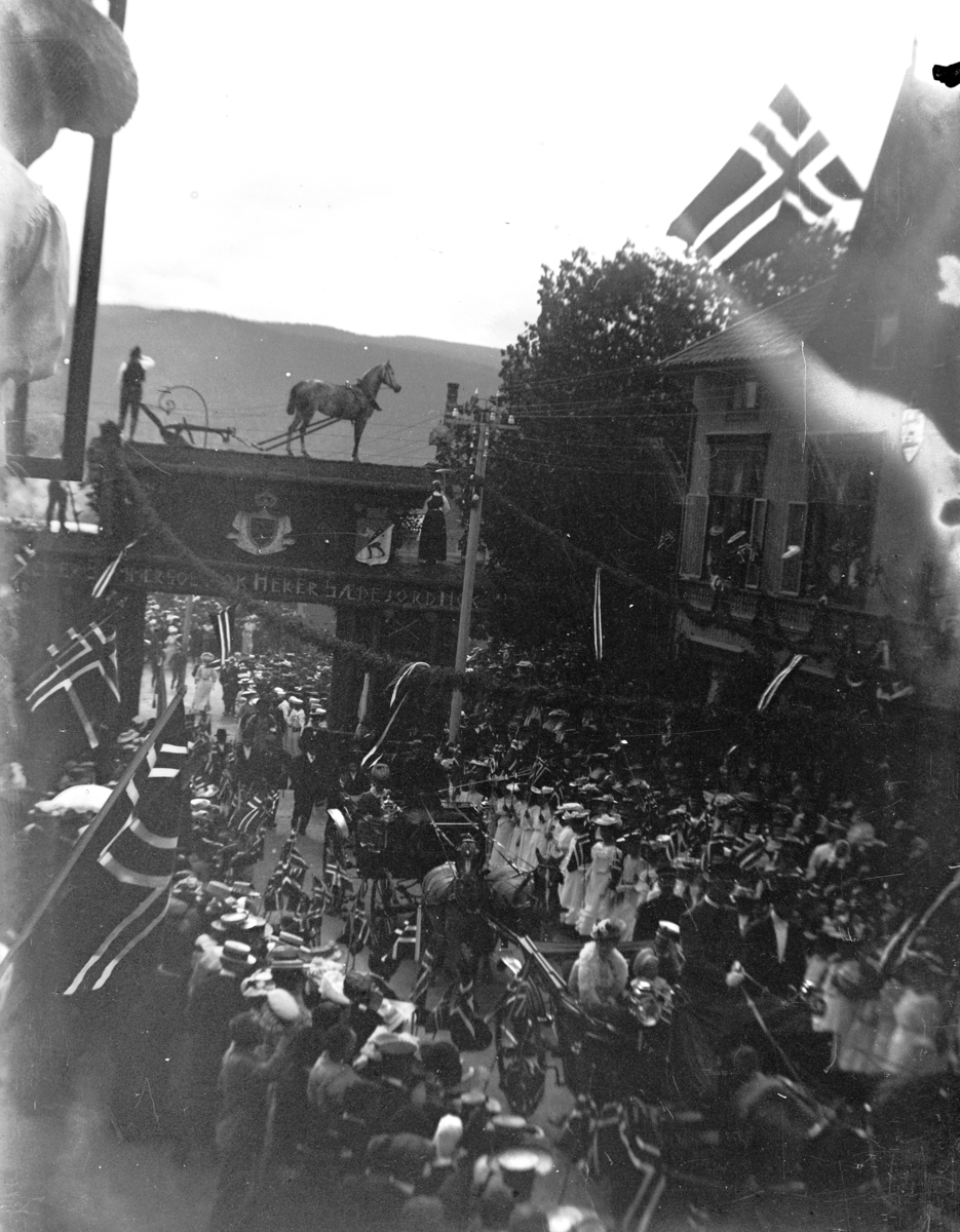 Kristian Heramb, Lillehammer. 17. mai feiring? Kroningsreisen Kong Haakon, dronning Maud?