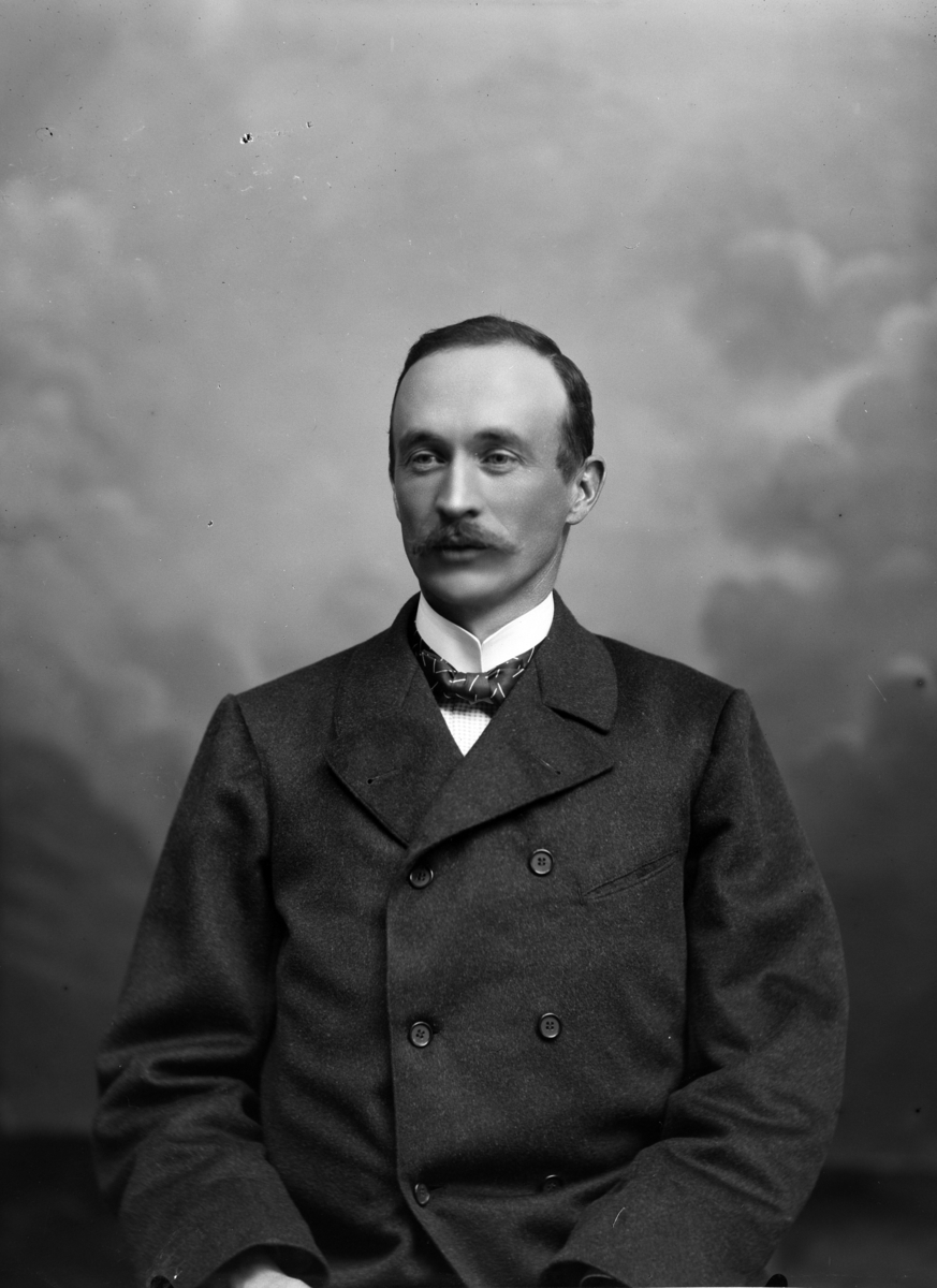 Martin Finborud, Johan Egeberg Mellbye (1866-1954), gardbruker på Grefsheim, formann i Norges Bondelag fra 1901 til 1951, avbrutt av en periode som landbruksminister i Hagerups andre ministerium 1904-05, og som stortingsmann for Bondepartiet 1921-30. Under krigen sa han nei til tyskernes krav som bondelagsformann o…