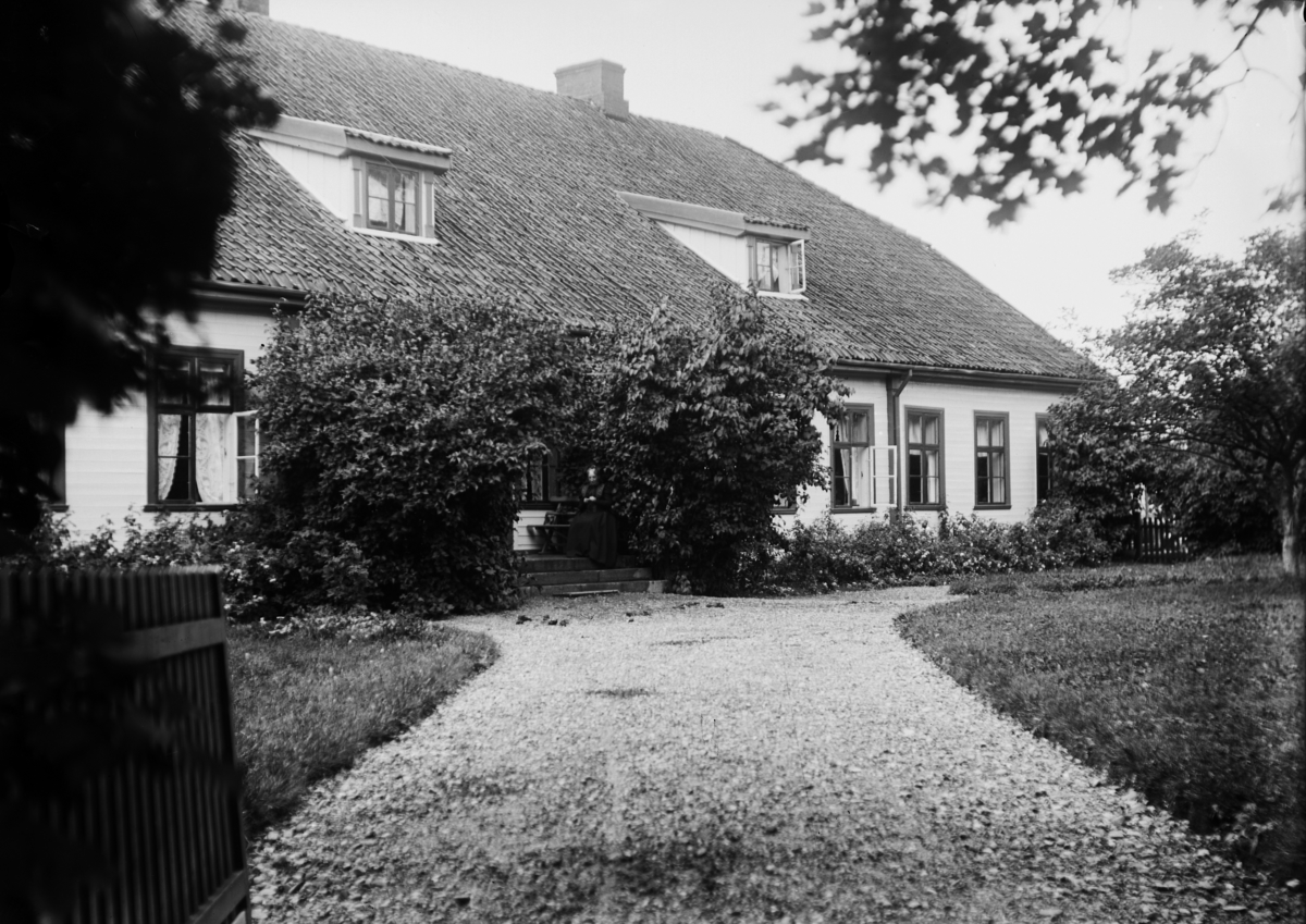 Martin Finborud, Hovedbygningen på Grefsheim gård, Nes, Hedmark.