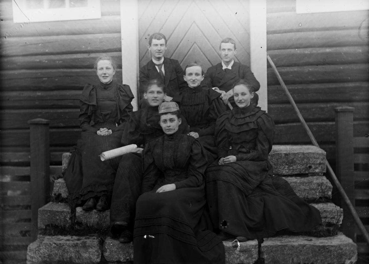 Martin Finborud, Fem kvinner og to menn på trappa til en bygning. Fremst, ytterst til høyre, sitter Lol Misen (f. Mellbye), fremst sitter Sofie Pihl (f Mellbye).