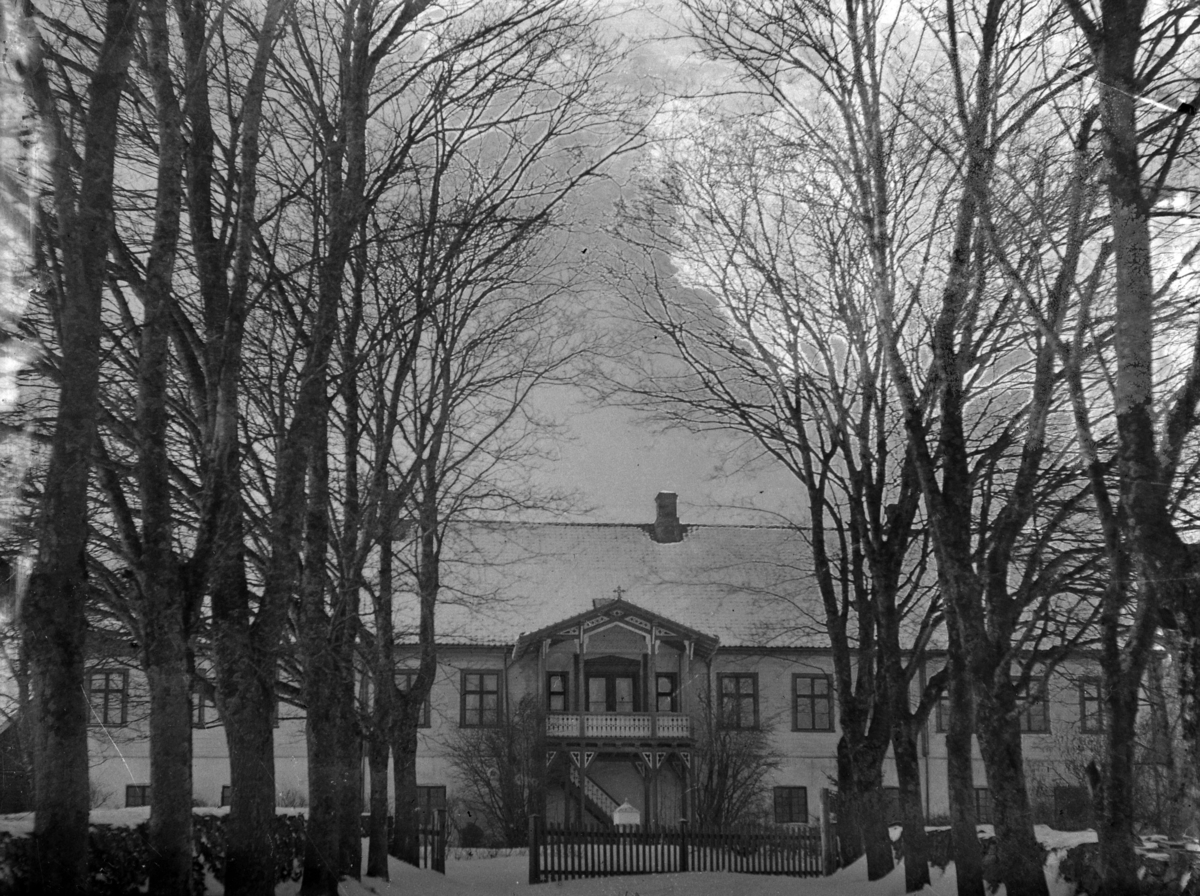 Martin Finborud, Hovedbygningen på Grefsheim, Nes, Hedmark, med veranda i sveitserstil.
