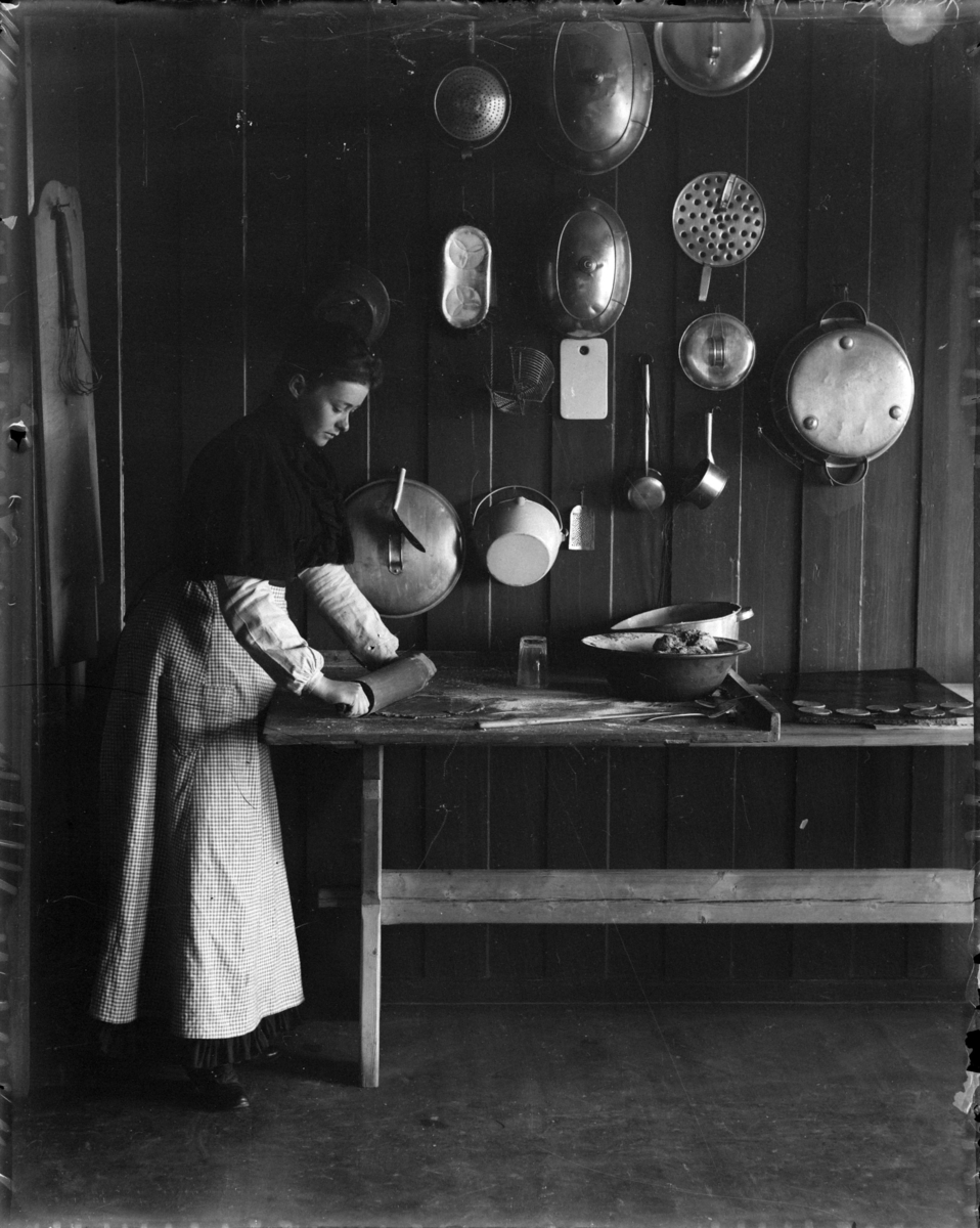 Martin Finborud, Kakebaking med kjevle på Grefsheim, Nes, Hedmark. Sofie Pihl (f. Mellbye)?