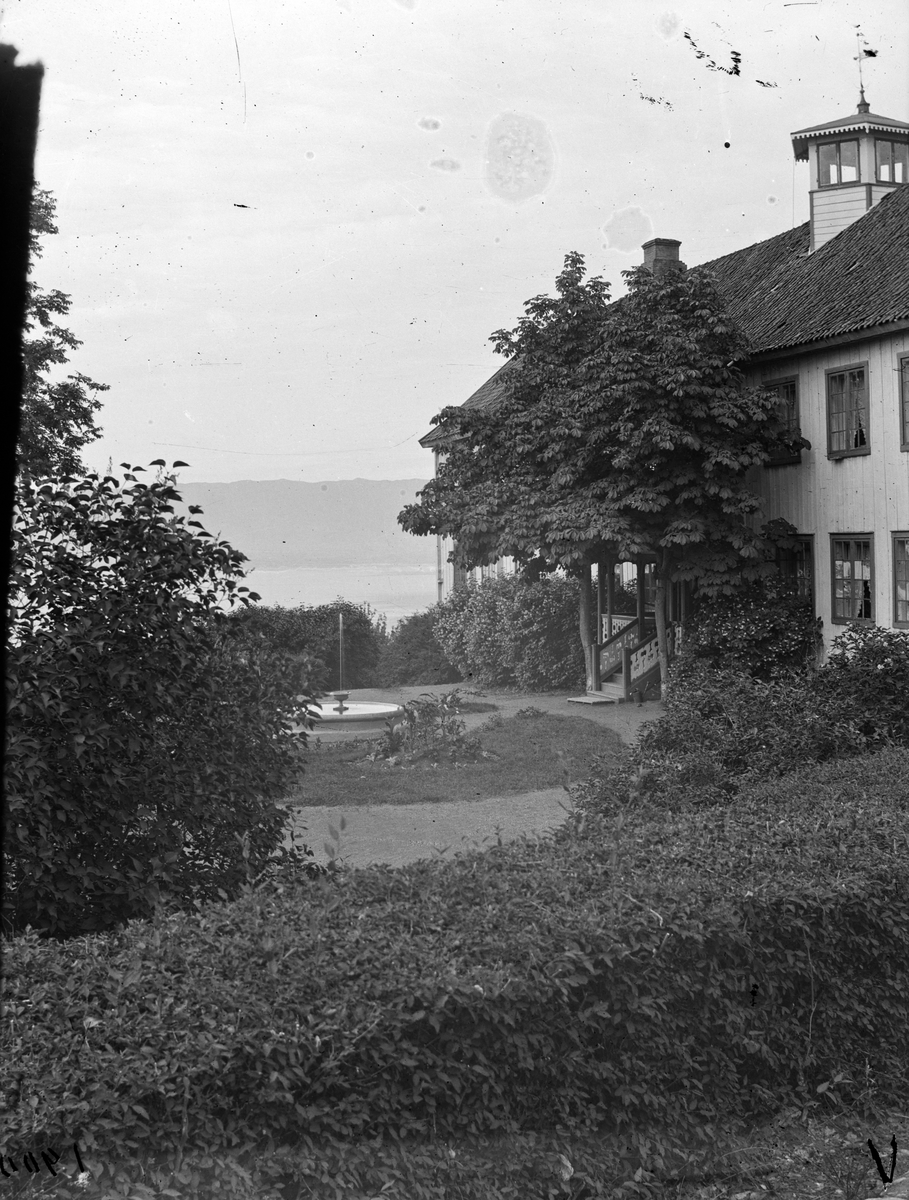 Jacob Tollesen Hoel, Hovinsholm gård, Helgøya i Ringsaker. Hagen og hovedbygningen med tårn sett fra flaggstangplassen. Foto Jacob Hoel 1900.