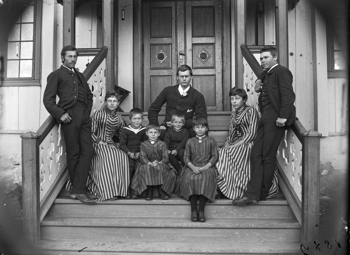 Jacob Tollesen Hoel, Hovinsholm gård, Helgøya i Ringsaker. Barna til Jacob og Albertine Hoel. Stående til venstre er Johan Christian (1866-1942). Stående til høyre er Eilert Jørgen (1868-1928). Sittende bak er Tolle (1865-1947). Sittende fra venstre er Lovise (1870-1899), Jacob Albert (1882-1919), Sigrid Pauline f.1880…