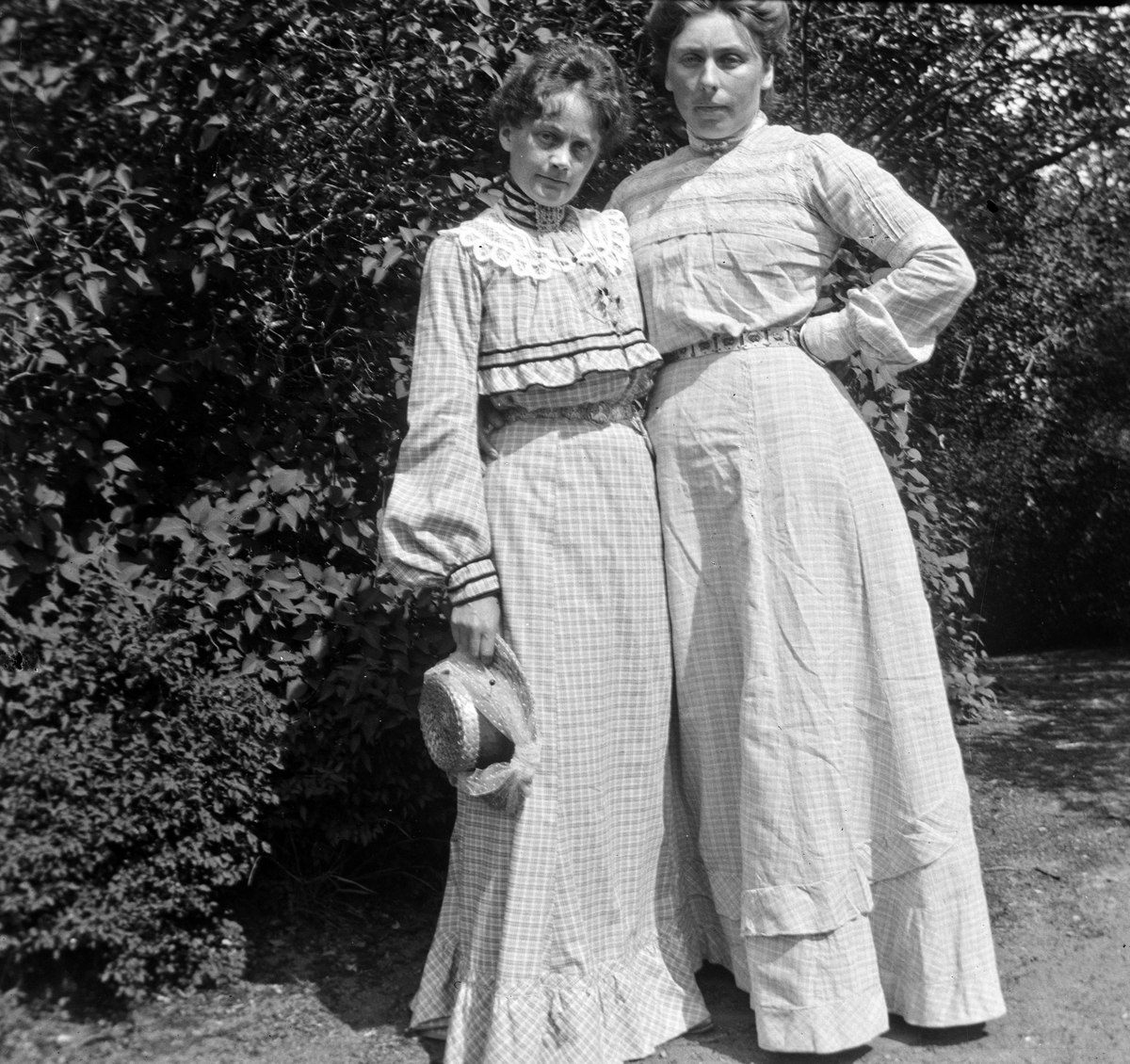 Jacob Tollesen Hoel, Anna (til høyre) og Jonne Hoel. Hovinsholm gård, Helgøya i Ringsaker. Foto Jacob Hoel.