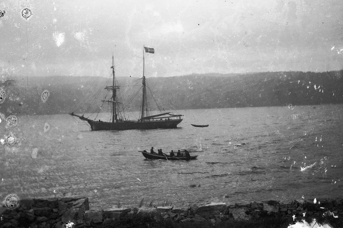 Hans Emil Erichsen, Seilskute. Robår med folk ombord. Ukjent sted.