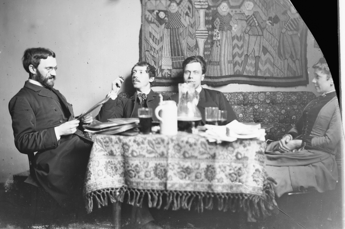 Hans Emil Erichsen, 4 personer ved bord. Nr. 2 fra venstre er Ludvig Skramstad.