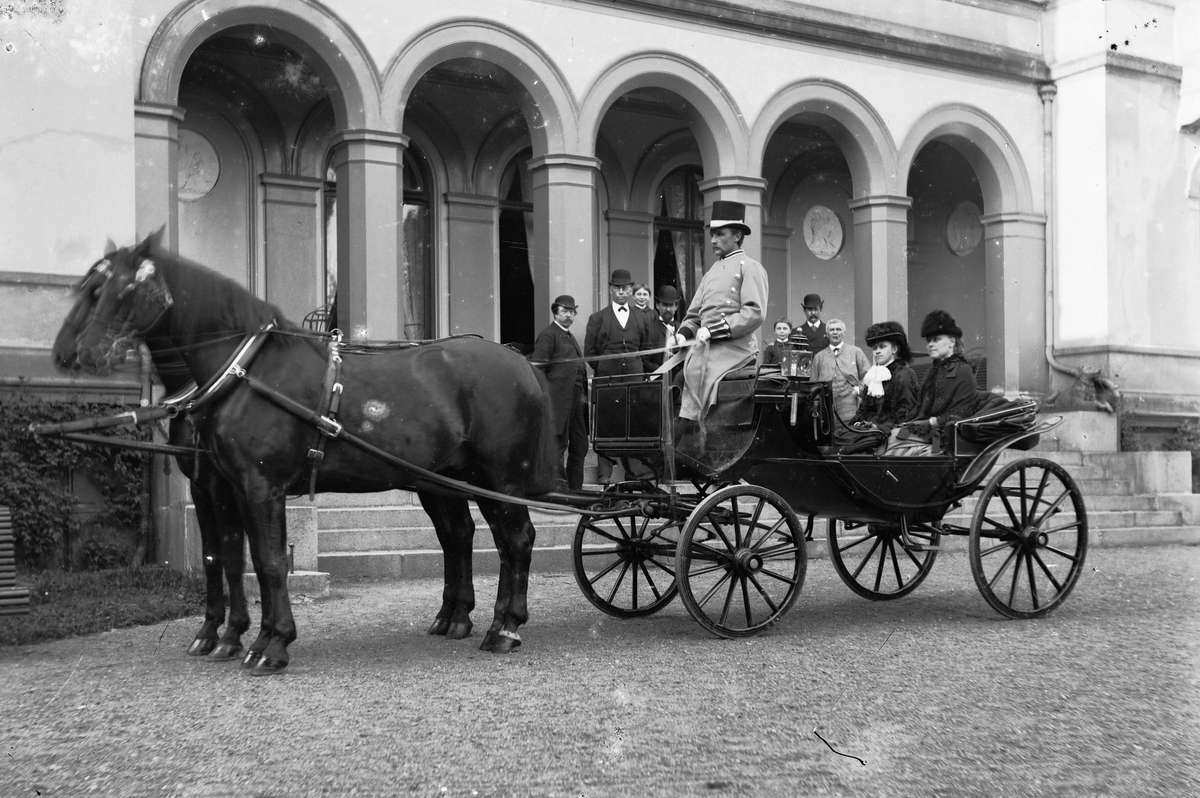 Hans Emil Erichsen, Tospann hester trekker kalesjevogn. Kusk og gruppe ukjente.
