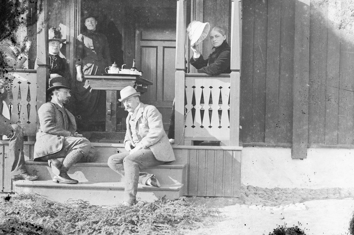 Hans Emil Erichsen, Gruppe ukjente menn og kvinner på veranda.
