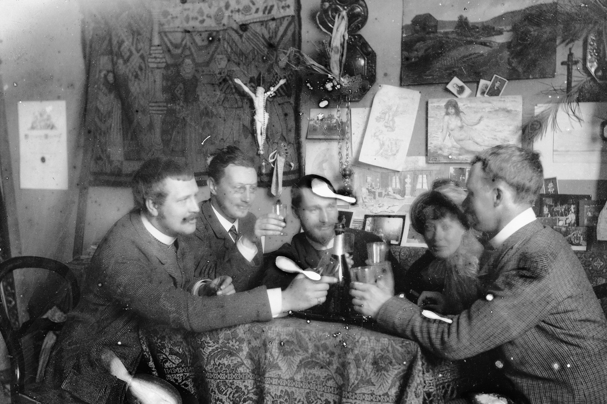 Hans Emil Erichsen, 5 voksne rundt et bord skåler. Ludvig Skramstad, Nils Collett Vogt, Tryggve Andersen, Regine Normann. I Munchen.