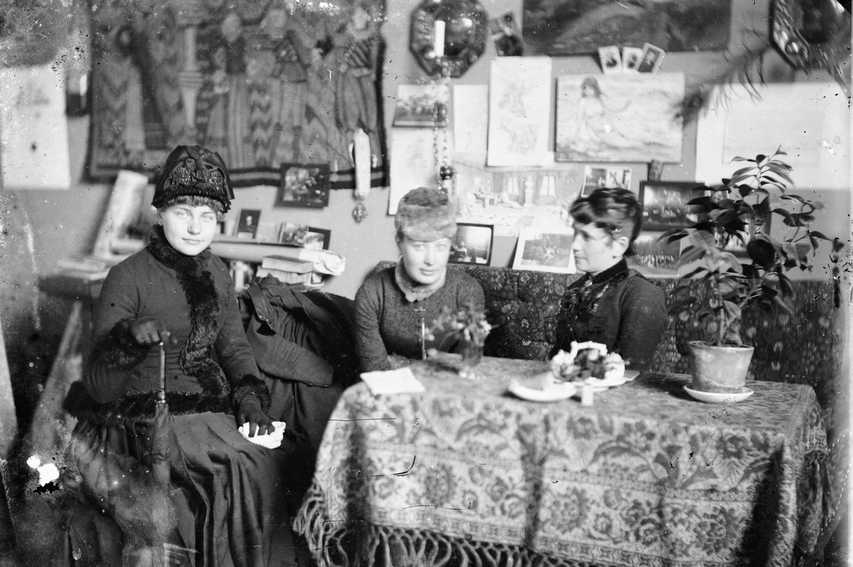 Hans Emil Erichsen, Interiør fra stue. 3 ukjente kvinner rundt bord.