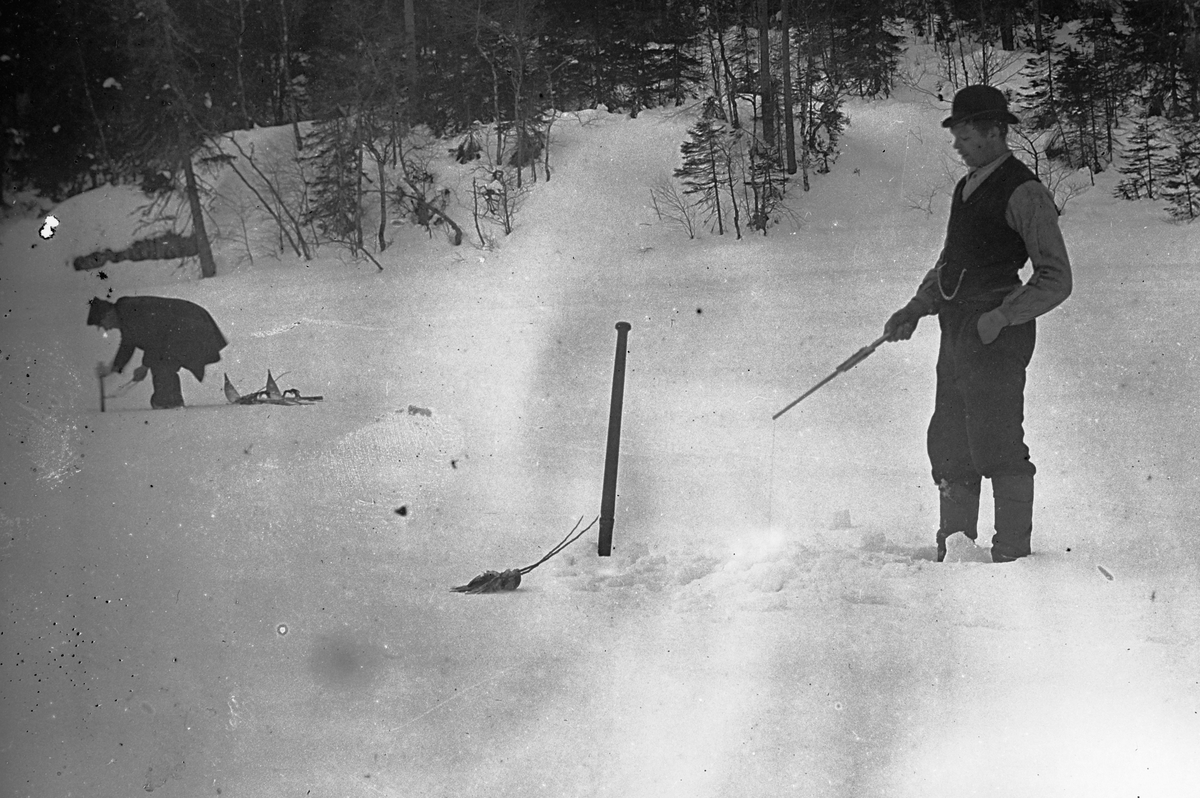 Hans Emil Erichsen, 2 ukjente menn pilker på isen. Isfiske.