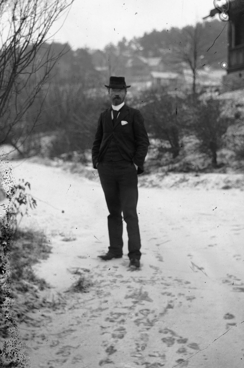 Hans Emil Erichsen, Ukjent mann.