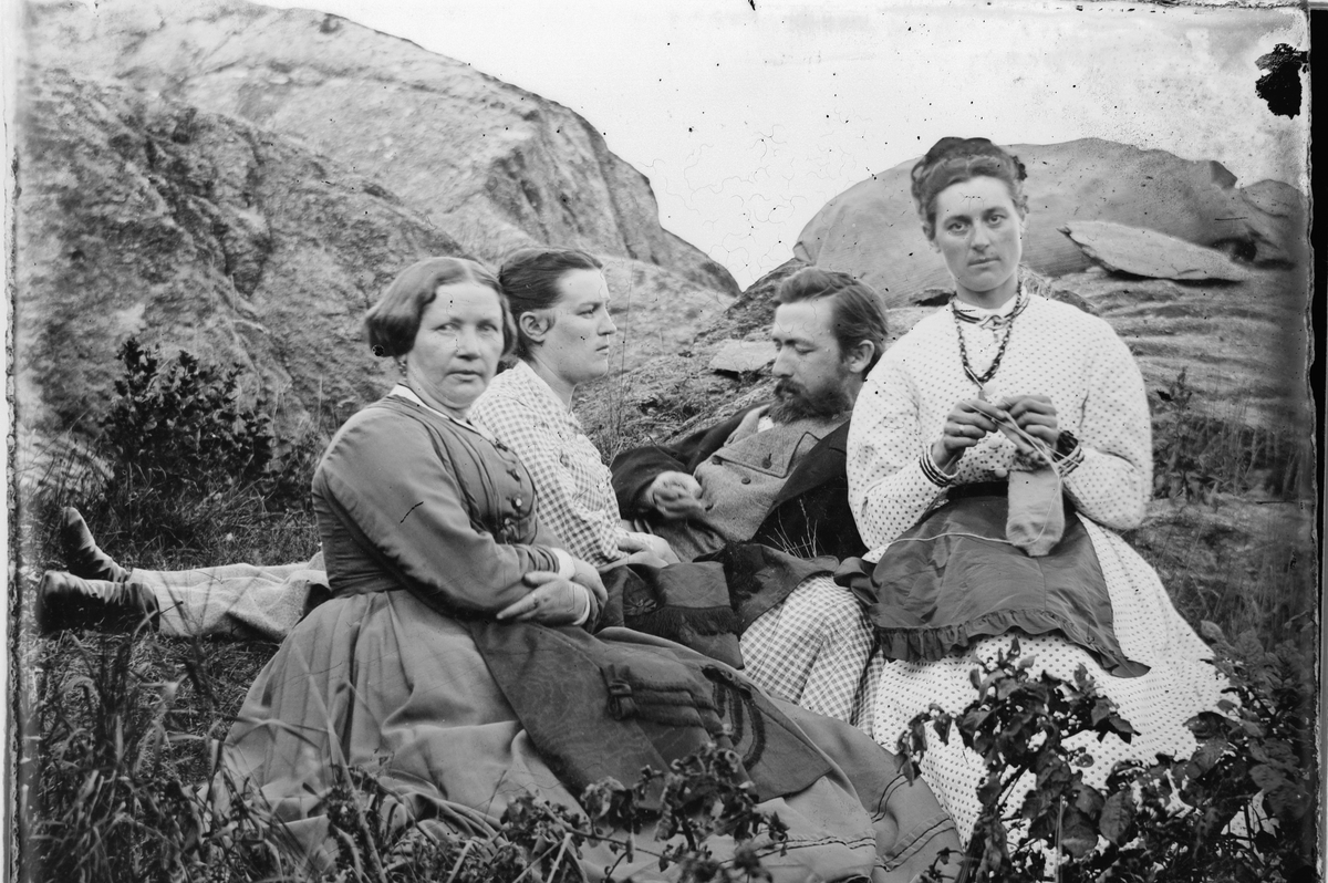Hans Emil Erichsen, Gruppe med 3 kvinner og en mann ute. Ukjente. Kvinne med strikketøy. Sve i Vågå (?).