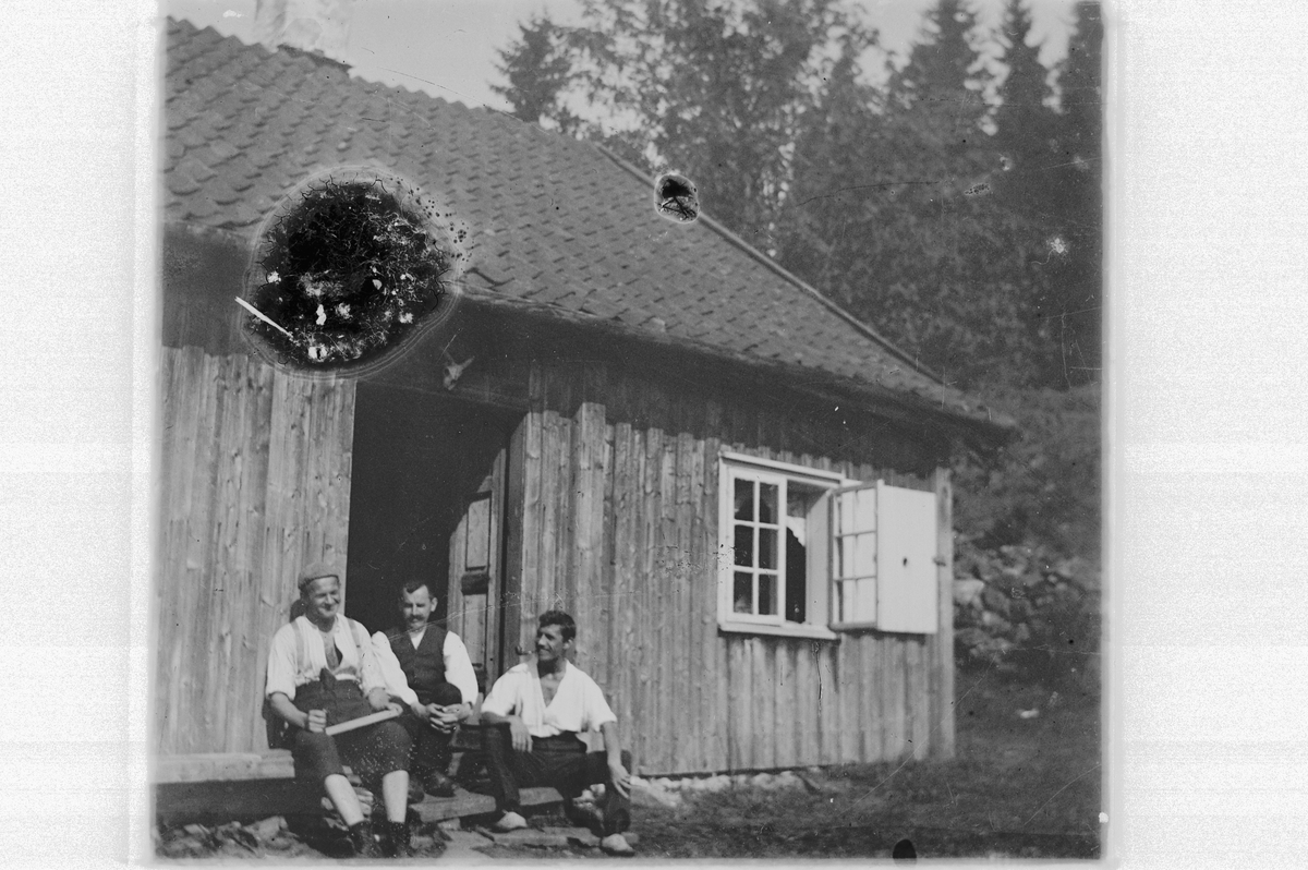 Hans Emil Erichsen, 3 ukjente menn utenfor hytte.