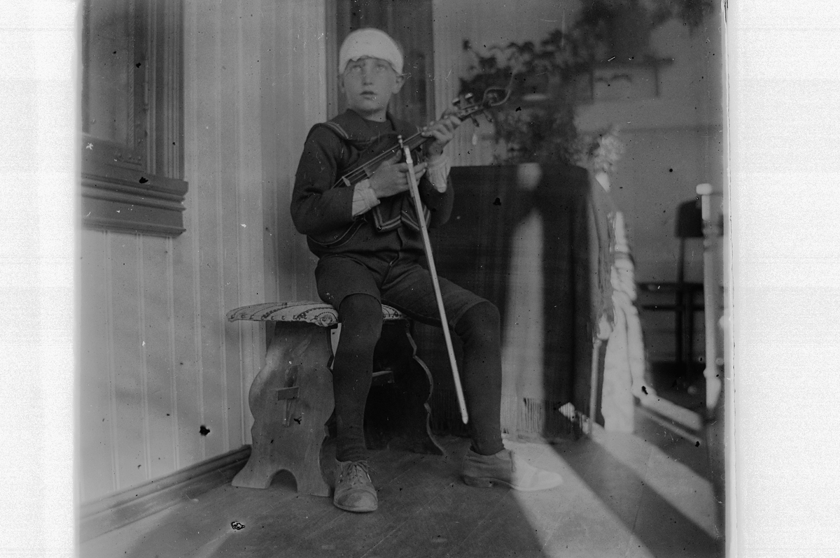Hans Emil Erichsen, Sixten (?) med fele. Bandasje rundt hodet.