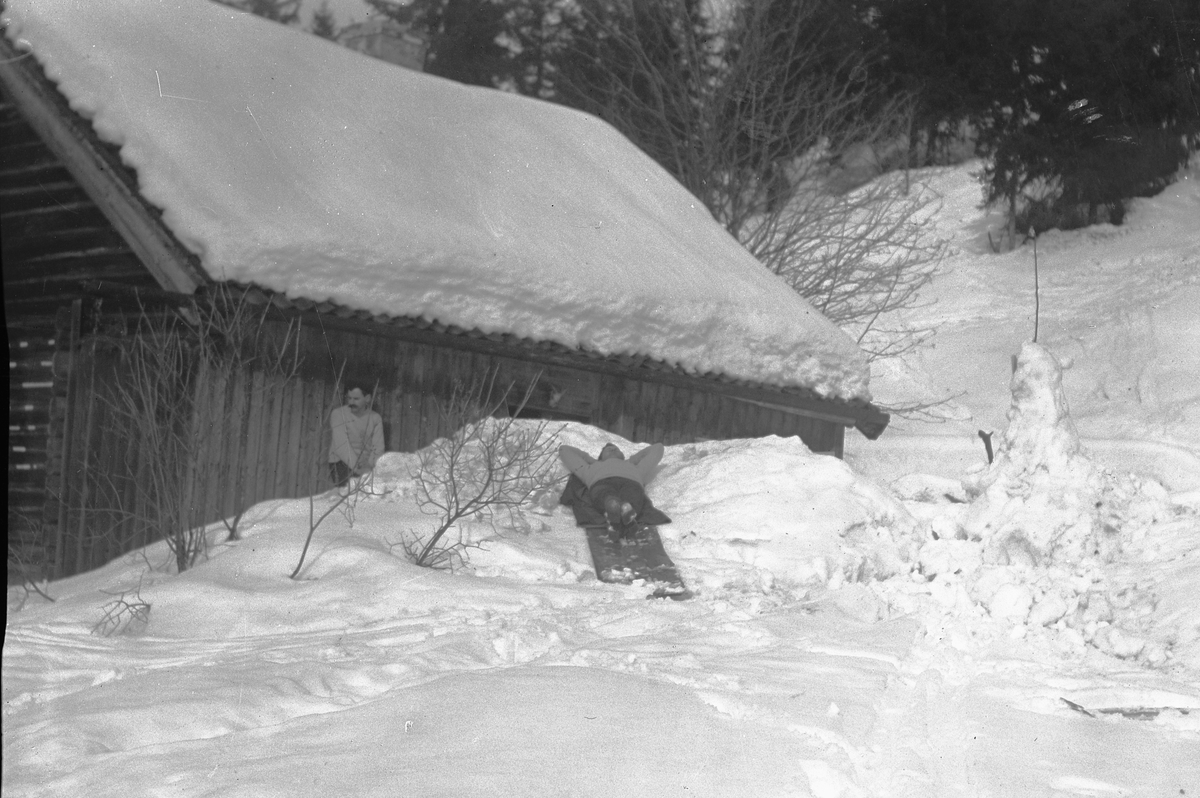 Hans Emil Erichsen, To ukjente menn foran hytten på Aasjordet i mars 1915.