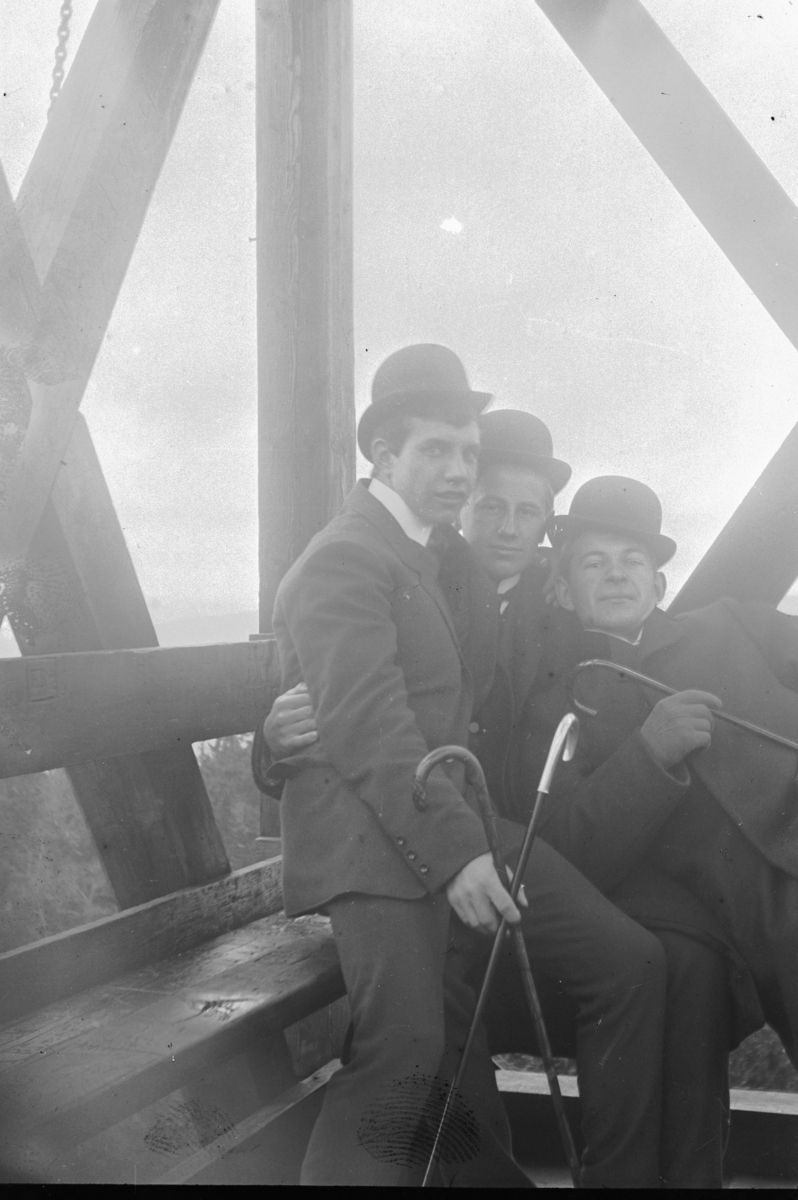 Hans Emil Erichsen, 3 ukjente menn med hatt og spaserstokk.