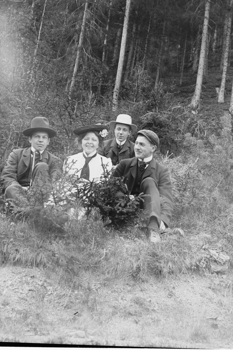 Hans Emil Erichsen, Gruppe ukjente menn og kvinne på tur i Furuberget sommeren 1903.