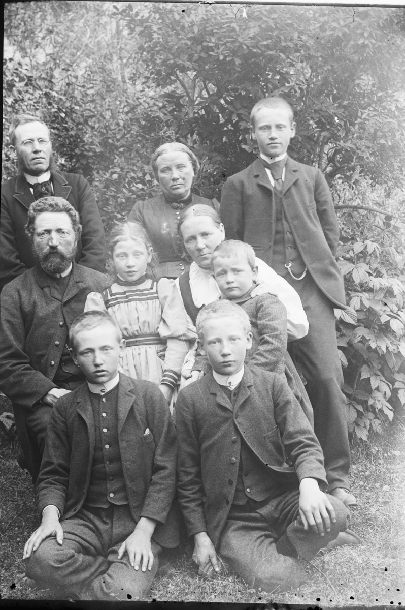 Hans Emil Erichsen, Gruppe voksne og barn ute. Ukjente.
