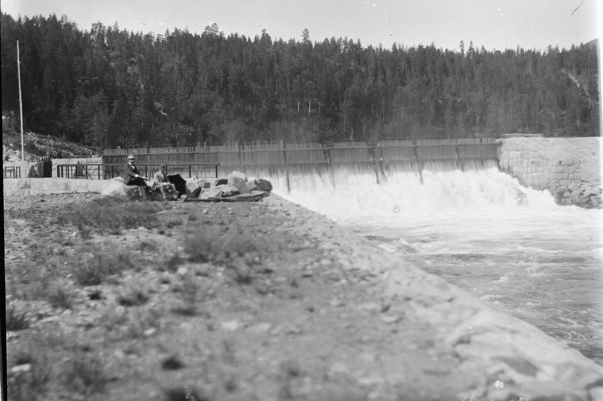 Hans Emil Erichsen, To ukjente menn ved slusen Hogga, Bandakkanalen, Telemark.