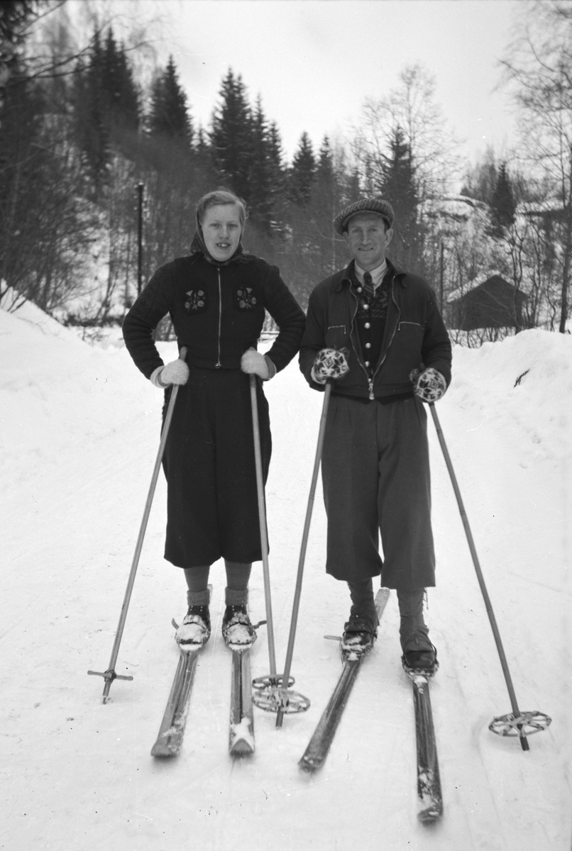 Håkon Prestkværn, Ukjent mann og kvinne på ski. Nikkers. Skiantrekk.