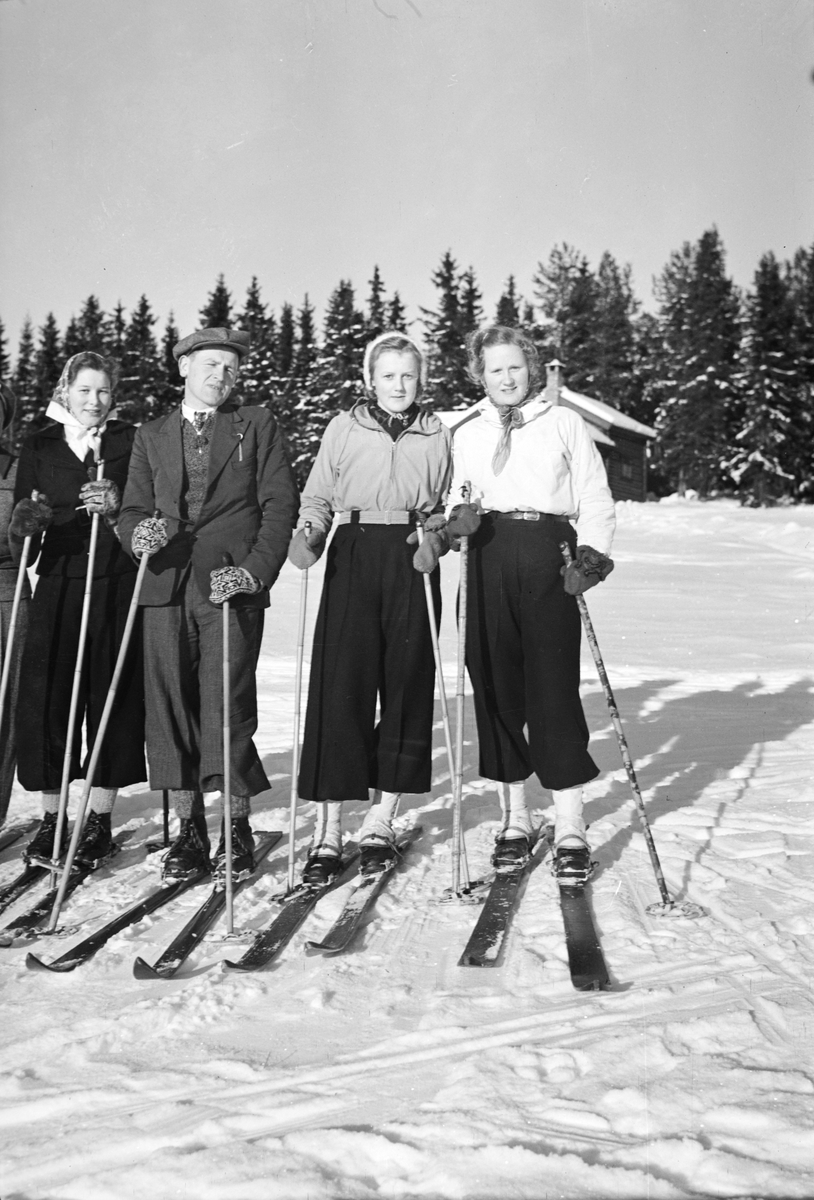 Håkon Prestkværn, Eksteriør, tre kvinner og en mann på skitur. Skiantrekk.