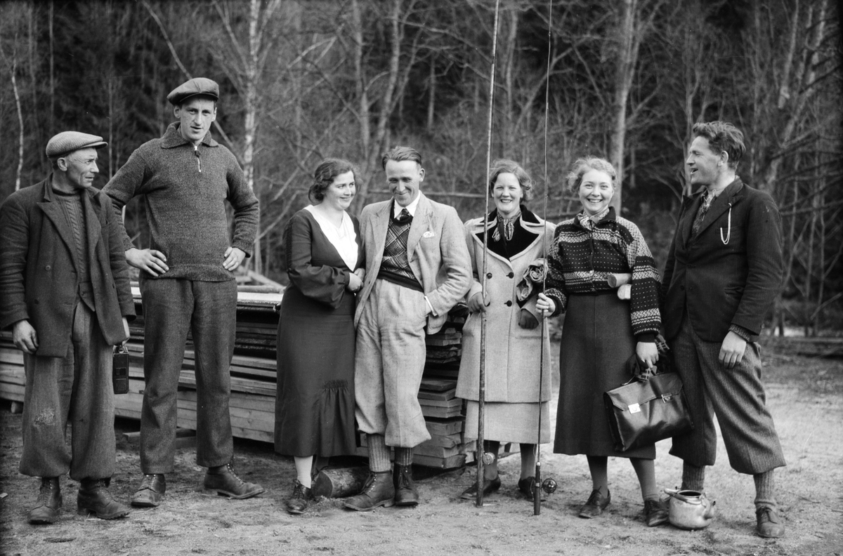 Håkon Prestkværn, Fire menn og tre kvinner på fisketur, fiskestenger. Nr 2 fra venstre er Sverre Baardseth, sønn til fotografen Simen Baardseth. Nr 5 er Gerda Kjellbakken født Løkkesveen og nr 6 fra venstre er Gunvor Nilsen