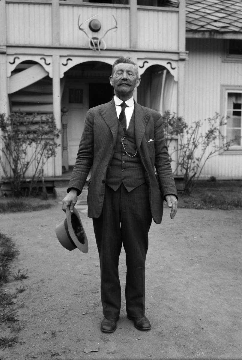 Håkon Prestkværn, Ukjent mann med dress og hatt.