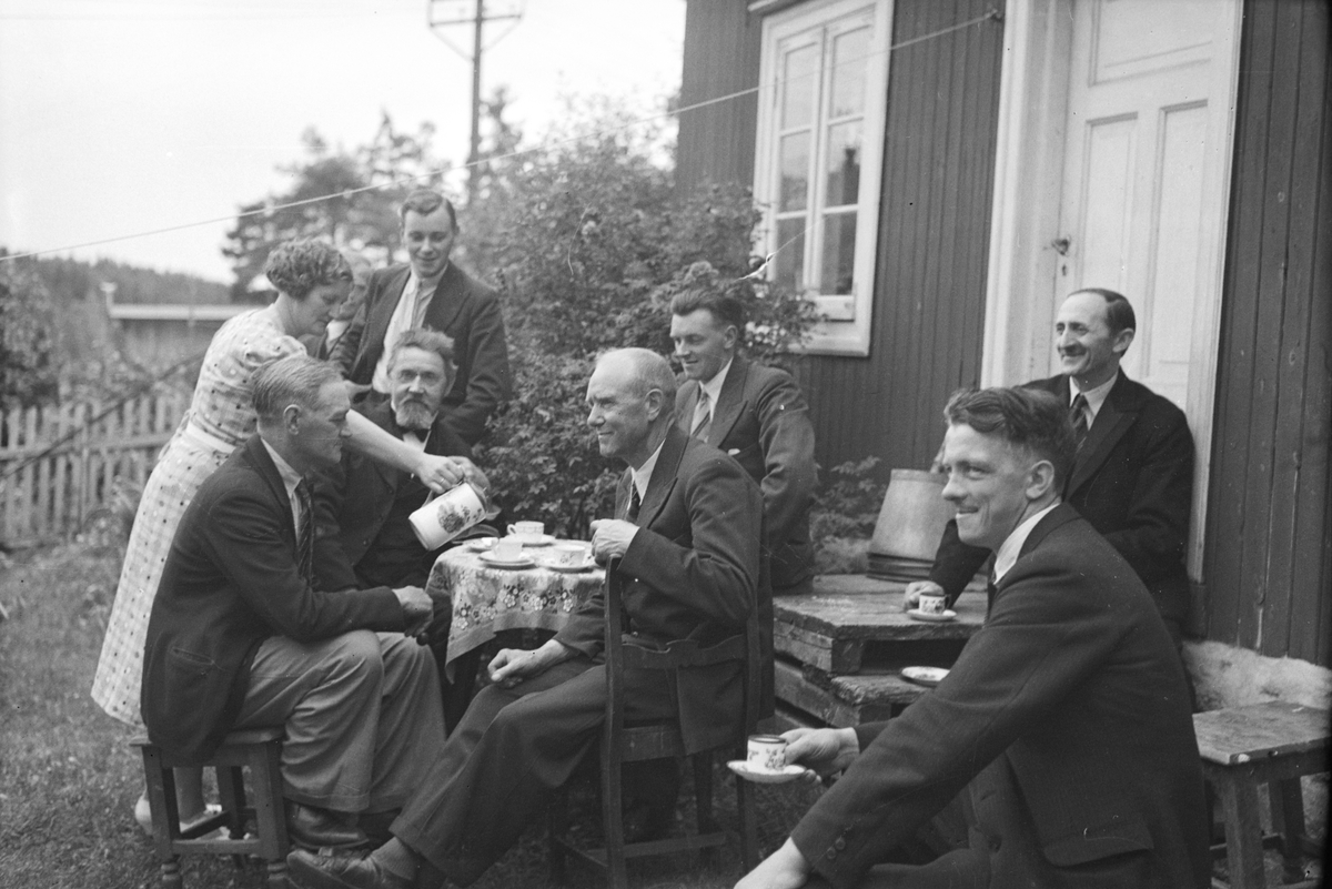 Håkon Prestkværn, Kaffeslaberas, syv menn og ei kvinne. Kaffe og kaker. Kaffeservering, ukjent sted.