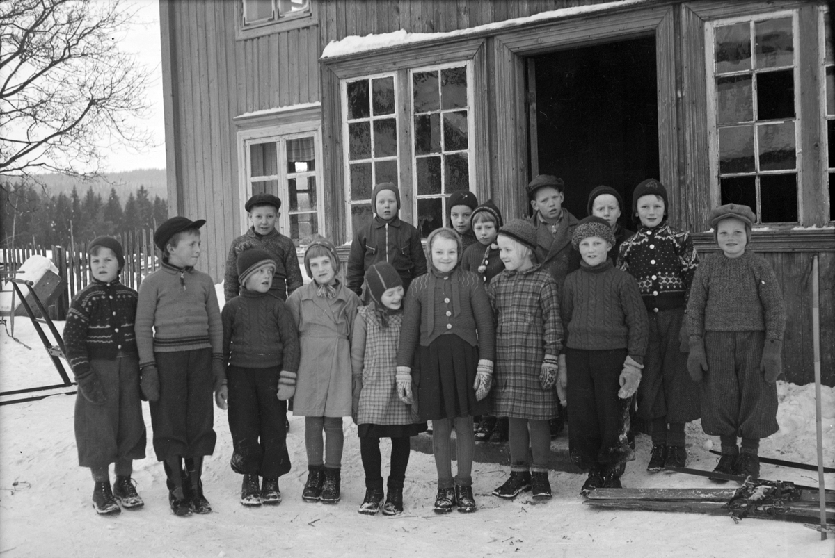 Håkon Prestkværn, Nystuen småskole, vinteren 1939-1940. 1. rekke f. v. Peder Ulven, Bjarne Langgård, Kristian Ophus, Edit Bjørklund, Magnhild Krokengen, Eva Skar, Åse Lunde og Leif Ophus. 2. rekke f. v. Sverre Kristiansen, Helene Solberg, Mathias Bårdseth, Aud Langgård, Gunvald Krokengen, Leif Solheim, Arvid Elvsveb…