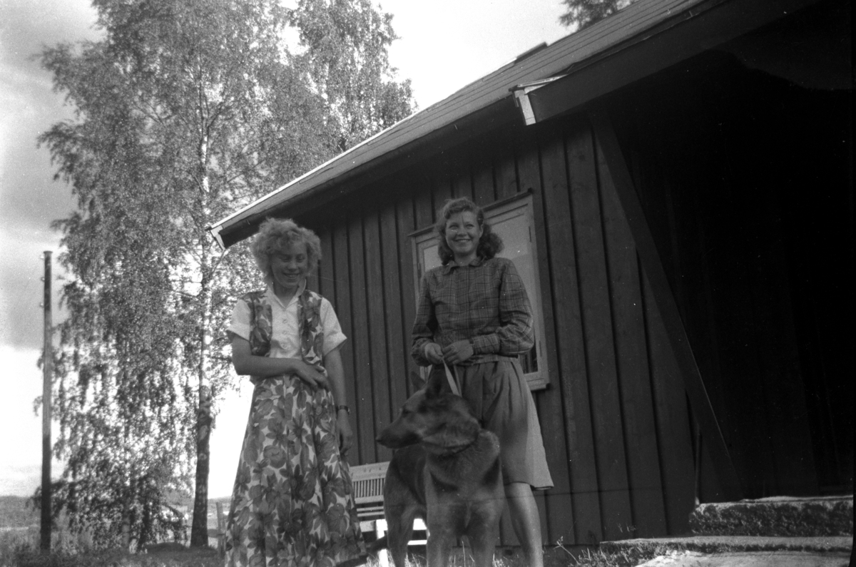 Håkon Prestkværn, 2 ukjente kvinner og hund, ukjent sted.
