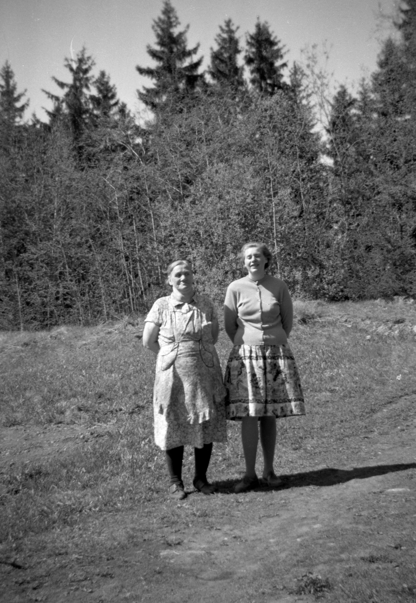 Håkon Prestkværn, to ukjente kvinner, kvinnedrakt.